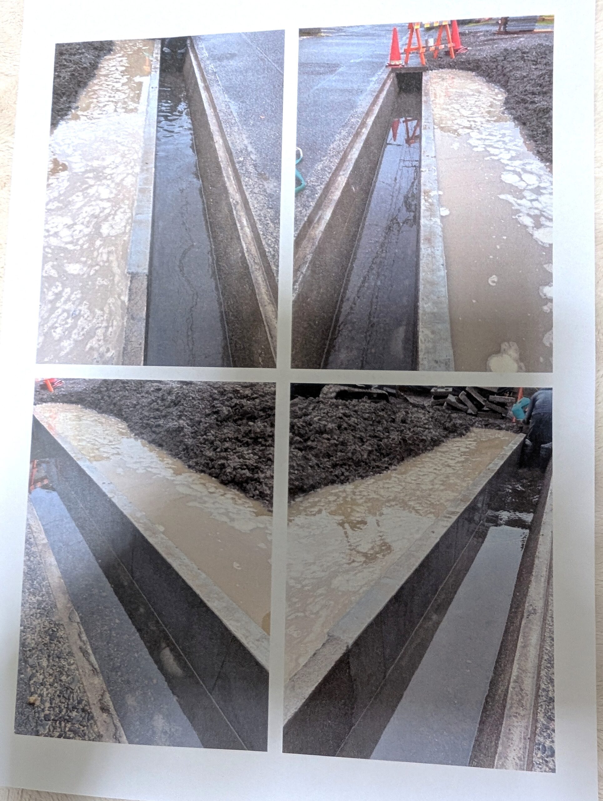 雨水が側溝の天場ギリギリまできている様子