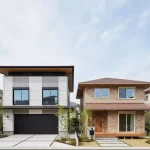 積水ハウスの「イズ」シリーズ、ダインコンクリートの外壁を持つ鉄骨造のモダンな住宅と、「シャーウッド」シリーズ、ベルバーンの陶版外壁を持つ木造の温かみのある住宅が並んで建っている