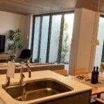 キッチンからリビング、コートが見えている画像③