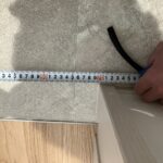 メジャーで寸法を測ってくれる橋爪店長