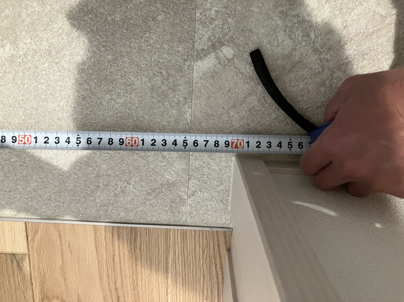 メジャーで寸法を測ってくれる橋爪店長