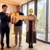 引き渡しの日。積水ハウスのゴールデンキーを持って橋爪店長も入れて写真撮影。