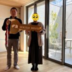 引き渡しの日。積水ハウスのゴールデンキーを持って写真撮影。