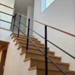 アイアンの手すりが空間のアクセントに