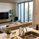 キッチンからリビング、コートが見えている画像②