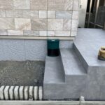 橋爪店長が郵便物用の仮ポストを用意してくて階段に設置。