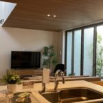 キッチンからリビング、コートが見えている画像