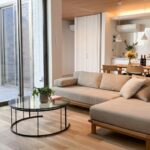 リビングソファーと丸テーブル、間接照明